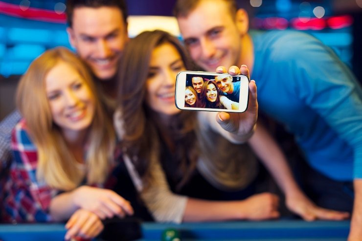 Pengguna membaca panduan domino4d dari ponsel